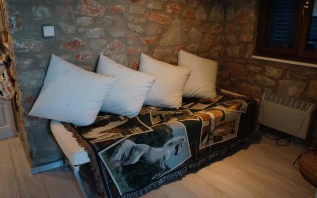 2-bedroom stone house, pool, 10min walk to beach