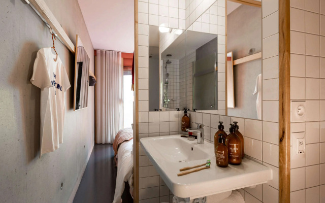 Mob Hotel Paris les Puces