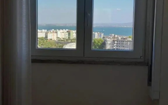 Vistas Sobre O Rio Tejo