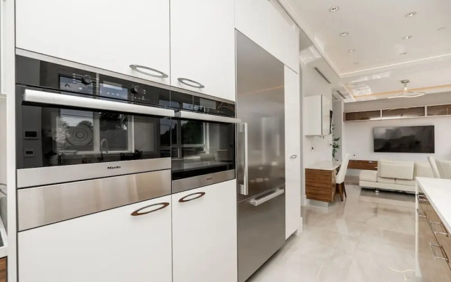 Centrally-located Luxury Home With Views Cinema