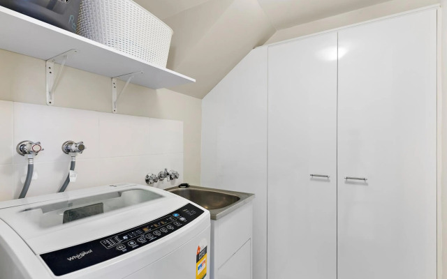 Modern & Stylish 2 Bedroom Townhouse