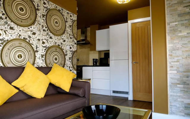 Ultra Deluxe Versace Apartment Near Sheffield