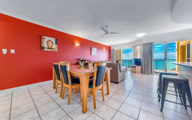 Ocean Views Galore - Airlie Beach