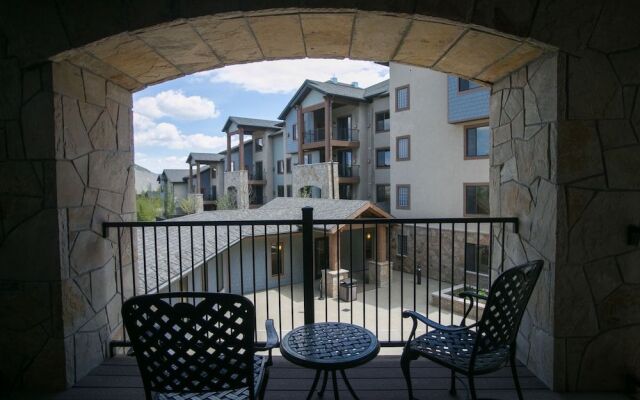 Silverado Lodge with Fireplaces and Pool Views by RedAwning