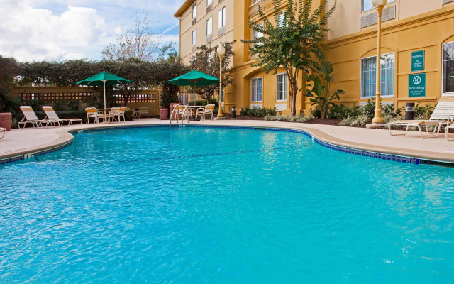 La Quinta Inn & Suites by Wyndham USF (Near Busch Gardens)