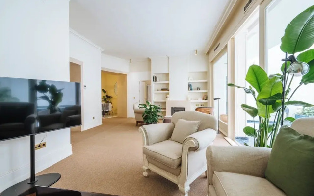 Luxurious Apartment with Patio and Pool