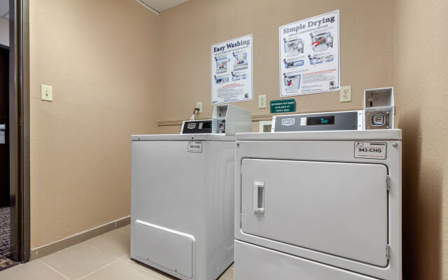 Quality Inn & Suites Des Moines - Merle Hay Road