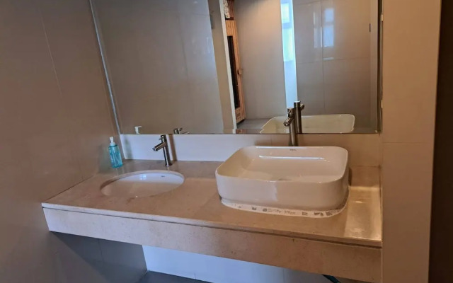 5B - 2 Bedroom Downtown Apartment With Shared Pool