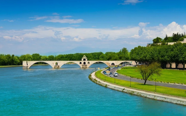 Cozy Holiday Home in Noves with Swimming Pool