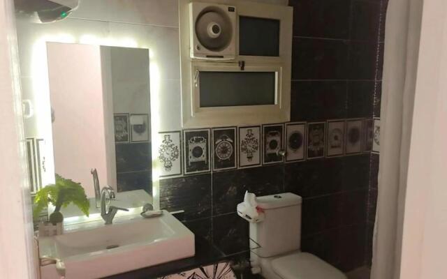 Lovely 3 bedroom condo with balcony families