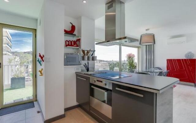 Wonderful fully renovated 2BR on the last floor.
