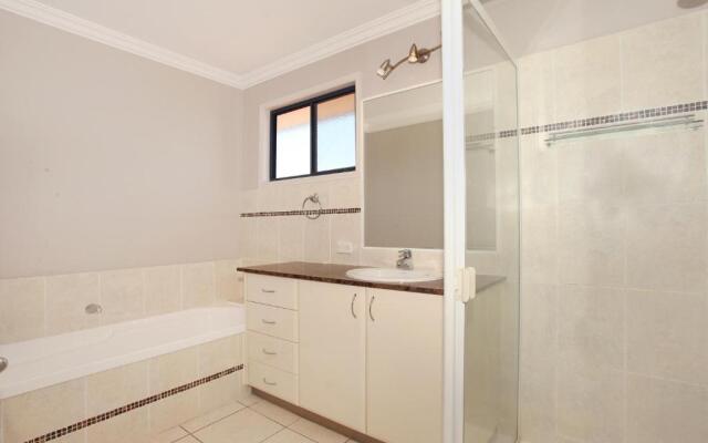Oomoo 27 - Four Bedroom Townhouse - Close to Beaches!