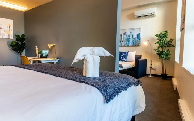 Comfy DT Loft w Parking Rooftop Patio BBQ Gym