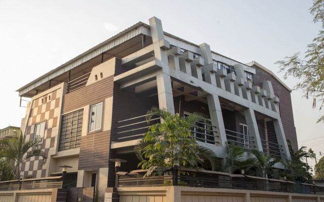 OYO 11345 Hotel White House Inn