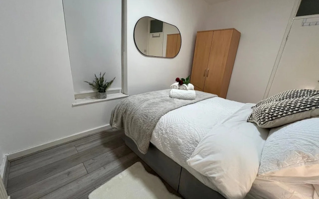 Elegant 3 Bedroom Flat with Garden Oasis