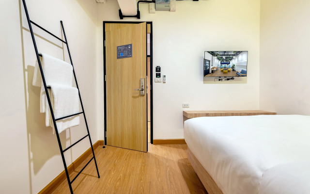 Siam Subway Hostel and Café