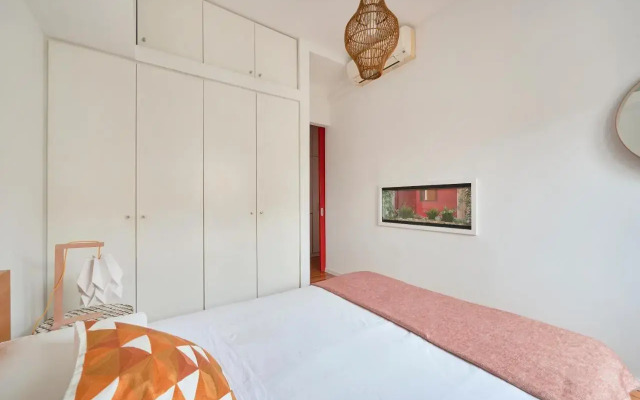 Sunny Renovated Apt With AC, By TimeCooler