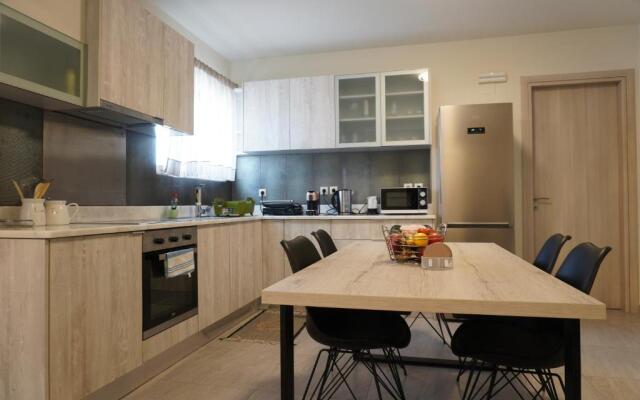 Theo & Ms Apt - 2 Beds - Garden - Parking - Wifi