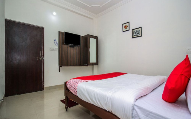 OYO 18272 Hotel Lambodar