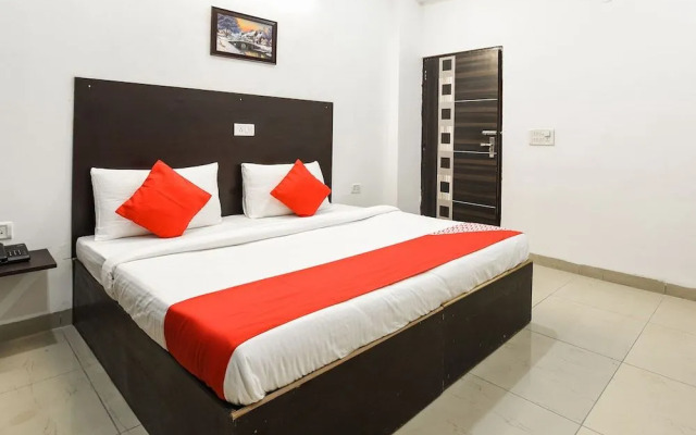 OYO 13025 Petals Inn