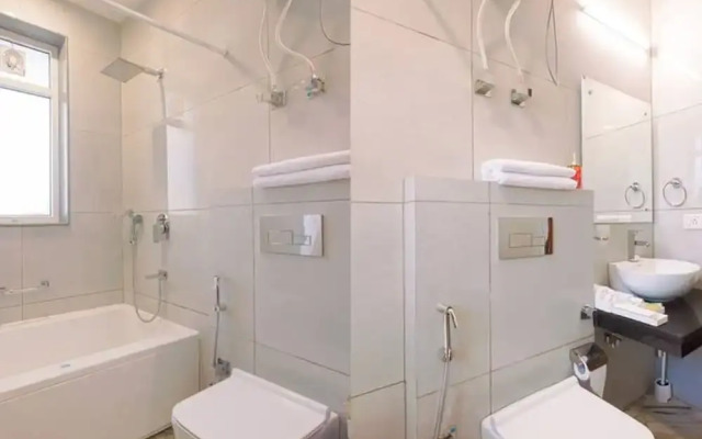 Child Friendly Retreat w Balcony tub King Bed