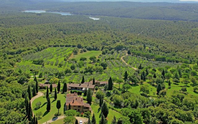 Majestic Farmhouse in Lucignano With Swimming Pool