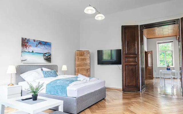 4 Apartments Near AKH Hospital Sleeps 19