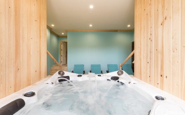 12BR Reunion Pool Home 521 by OVRH