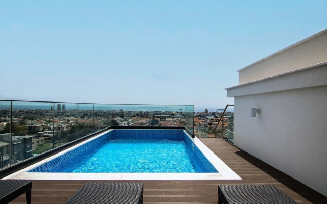 Phaedrus Living: Sea View Anna Residence 301