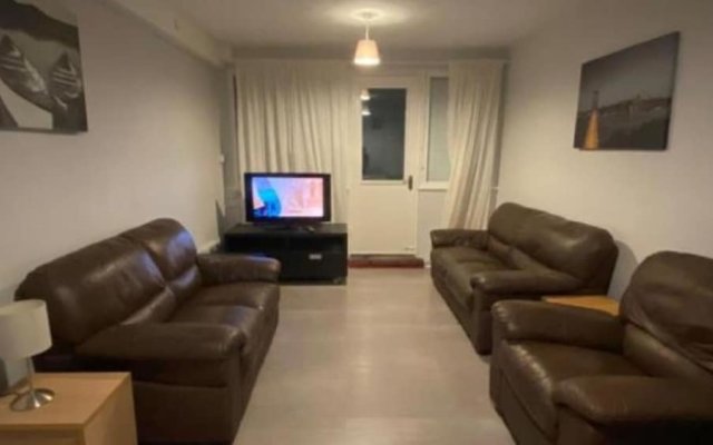 Room in Apartment - Normanton - Family Room With Balcony