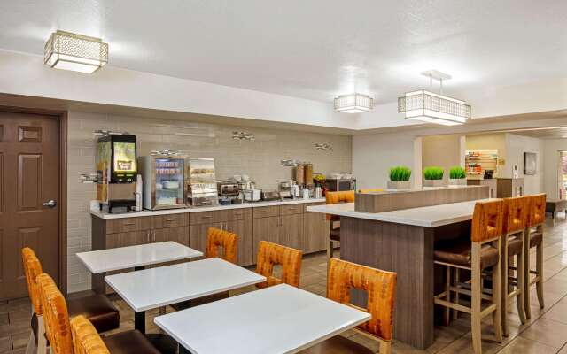 La Quinta Inn & Suites by Wyndham Las Vegas Red Rock