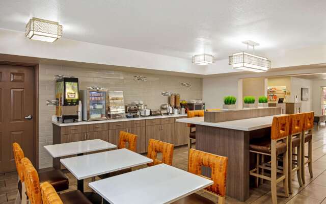 La Quinta Inn & Suites by Wyndham Las Vegas Red Rock