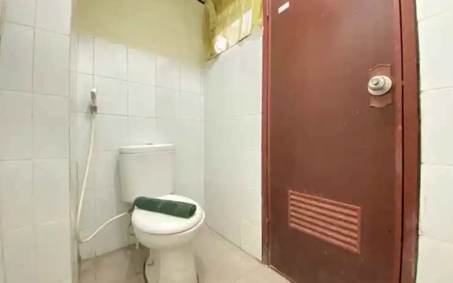 Cozy 3BR Furnished at Gateway Ahmad Yani Cicadas Apartment By Travelio – Bathroom – Bandung