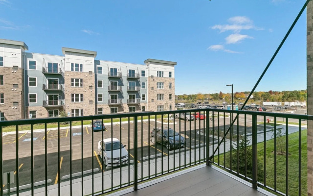 2BR Modern Living in Warrenville