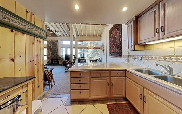 Comfortable 4 Bedroom Condo In the Heart of the Resort by RedAwning