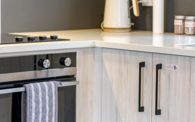 Art Deco 2 bed by Latimer Square