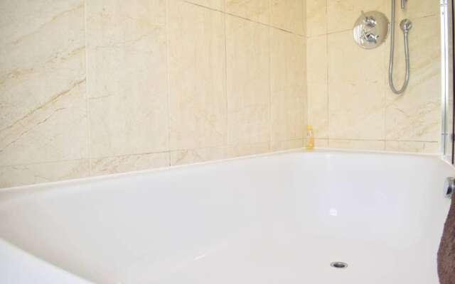 Bright and Modern 5 Bedroom Home With Garden