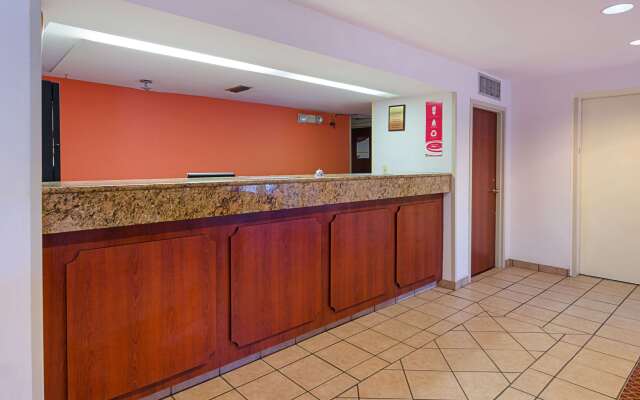 Econo Lodge Inn and Suites