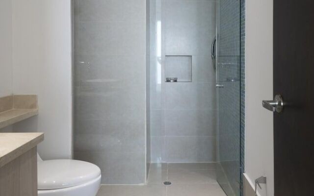 Stunning Highrise Seafront Apartment