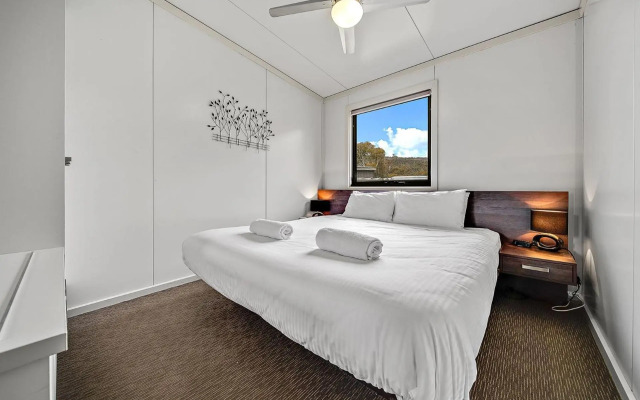 Ecocrackenback 2 'Sustainable, luxurious chalet close to the slopes.'