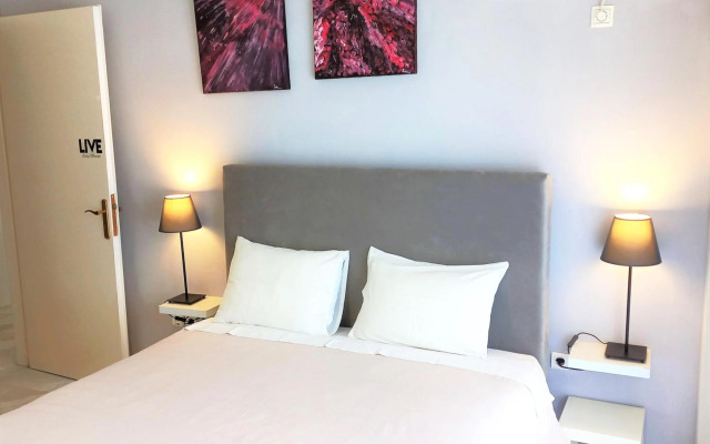 Central, Bright and Comfortable Apartment with balcony