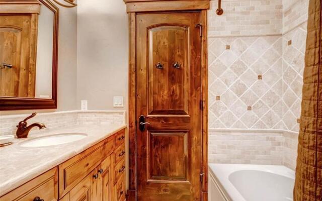 5 O Clock Lodge Peak 8 Private Home by Pinnacle Lodging