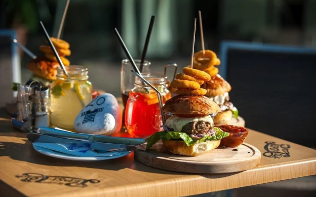 BL YachtClub & Apartments