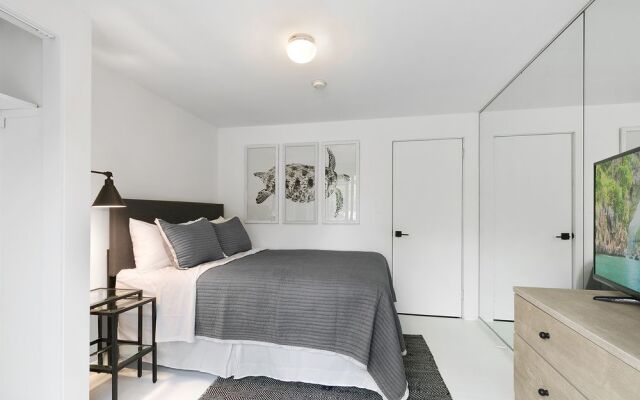 Village Latch Inn Hotel