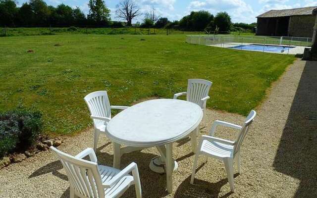 House With 5 Bedrooms in Saint-vincent-la-châtre, With Pool Access, Fu