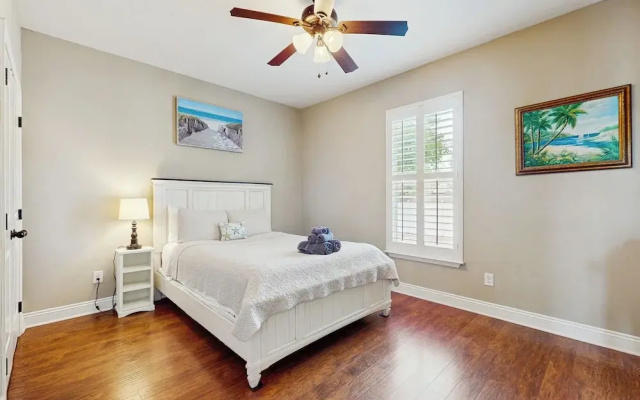 2 Mi to Beach! Group-friendly Navarre Getaway