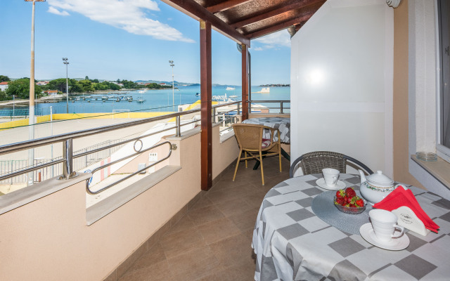 Beachfront Apartment Mira 2