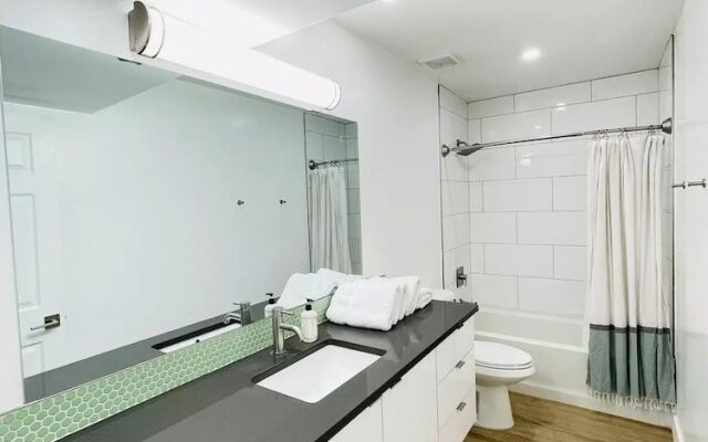 Walkable OTS Mid Century Condo-Pool