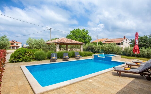 Roofed Villa in Istria With Private Pool