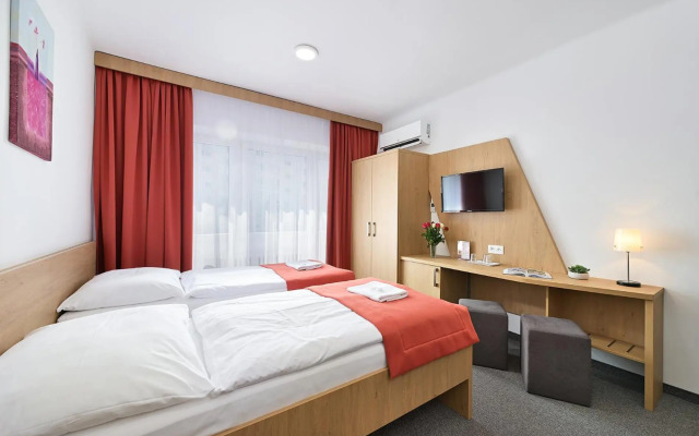 Hotel Plus